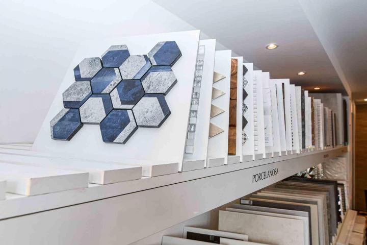 Nous fournissons et posons des carrelages avec minutie et rigueur.